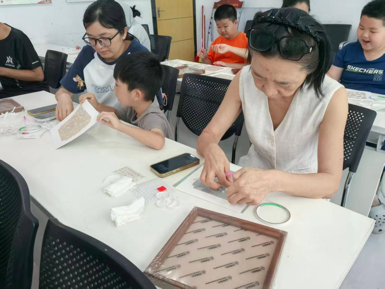 “珠光贝韵，指尖传艺”蚝业社区开展非遗珍珠画体验活动