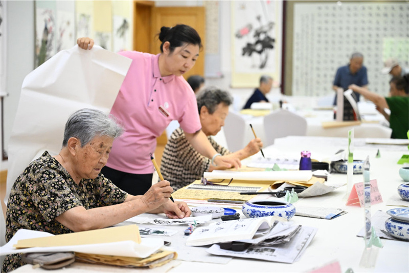 7月15日，香河大爱书院养老中心，老人们在练习书法。