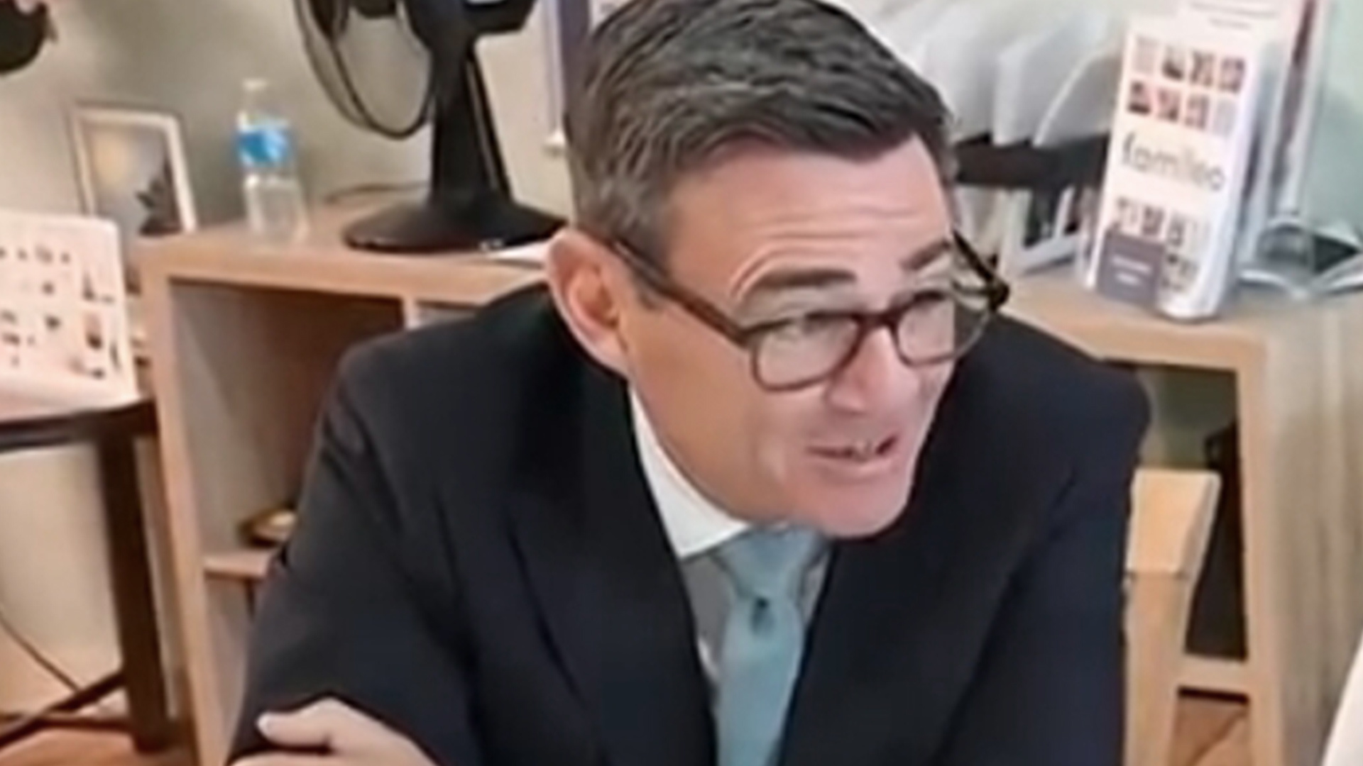 尴尬！英国新首相慰问养老院老人，结果老人根本不认识他：新首相？你们五分钟就换一个啊？