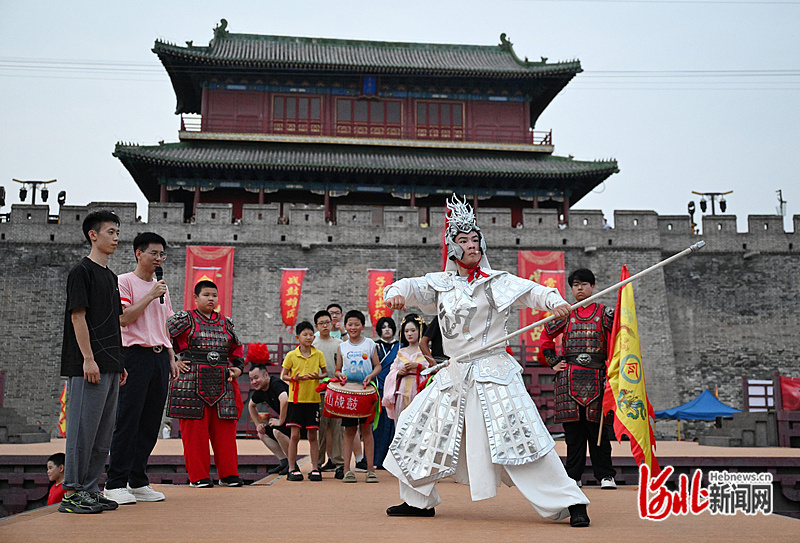 7月26日,正定古城“子龙出征”常山战鼓非遗技艺沉浸互动活动现场。