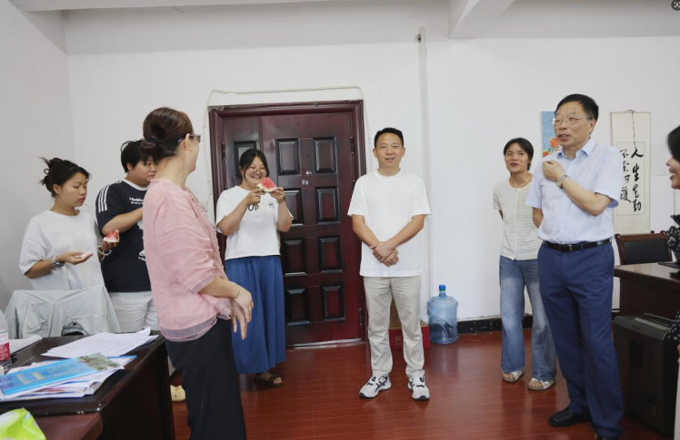 江西新能源科技职业学院领导深入一线慰问暑期留校师生