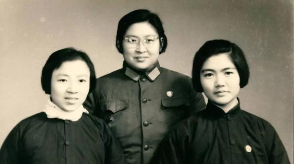 1968年，贺家第三代表姐妹（左起）贺海峰、李敏、贺小平在上海合影