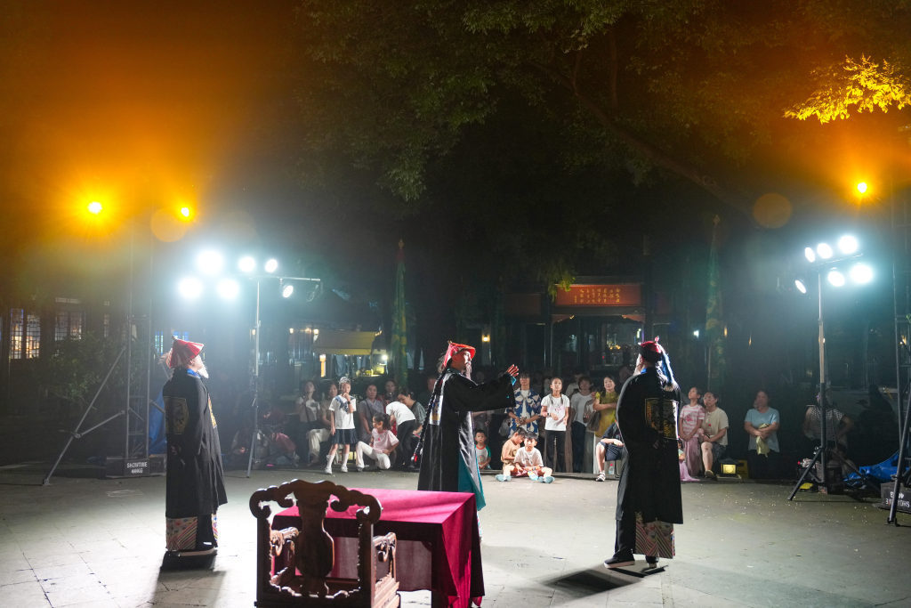7月25日晚,保定直隶总督署博物馆,游客在观看沉浸式互动体验剧《遇见总督》。