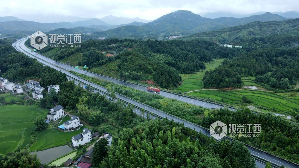 2026 年7月29日,雨后的大广高速江西遂川段风光怡人。公路如玉带蜿蜒穿梭林海稻田,白墙农舍掩映乡野。