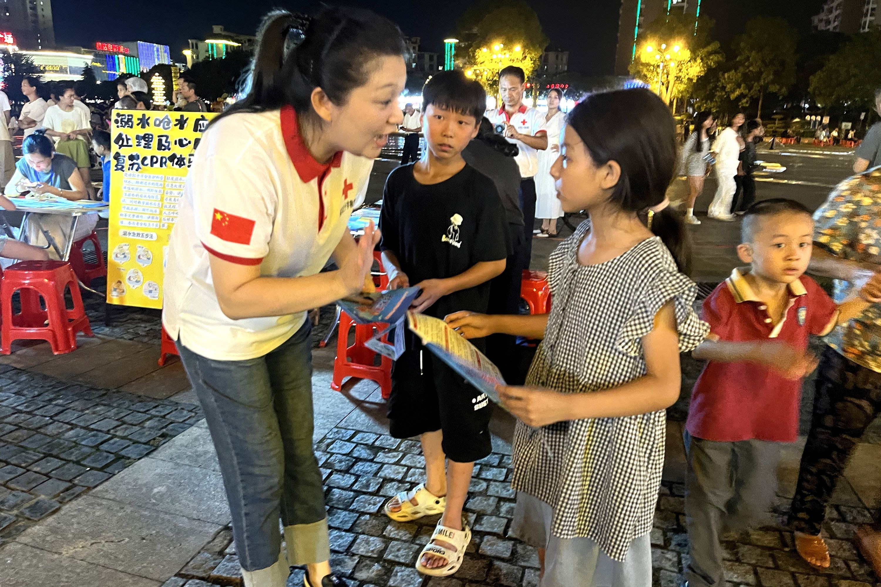 从隐患找茬到心肺复苏演示，南丰防溺水宣传“搬”进夜市