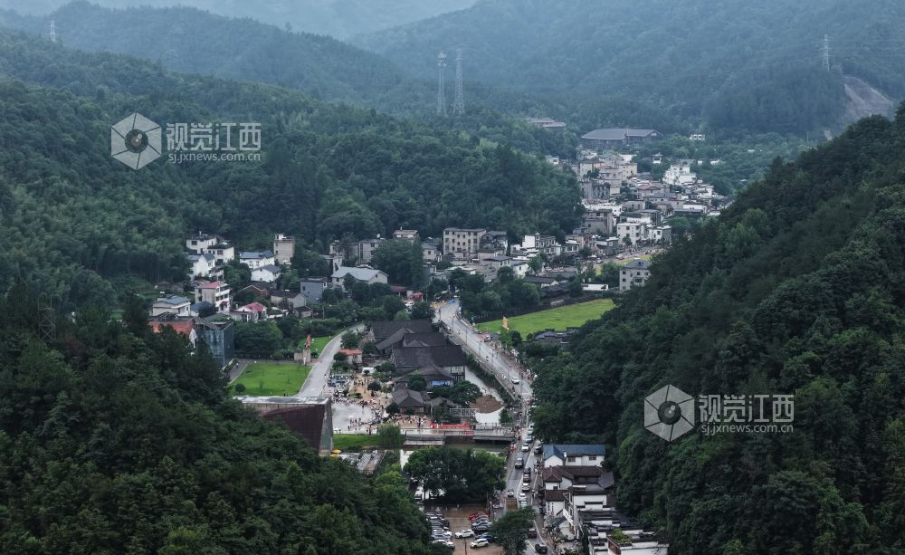 航拍景德镇三宝村，以前是瓷土核心产地，现在聚集了近200家陶瓷工作室和3000多名艺术家 。‌‌