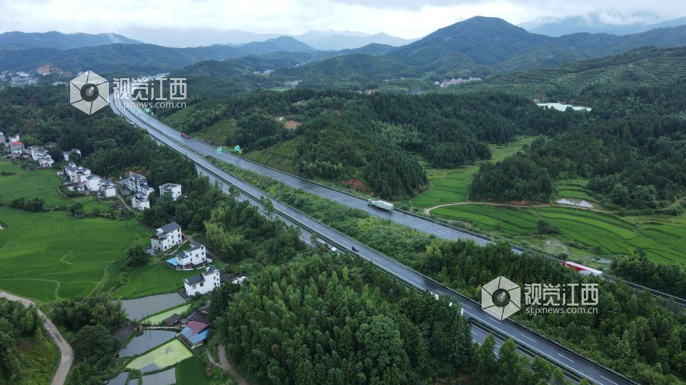 2026 年7月29日,雨后的大广高速江西遂川段风光怡人。公路如玉带蜿蜒穿梭林海稻田,白墙农舍掩映乡野。