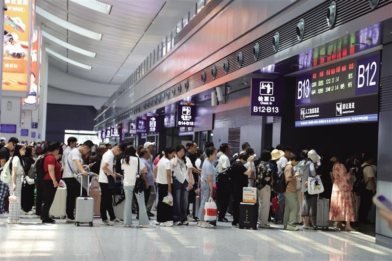 兰州西站旅客正在排队检票 何怡璇 摄
