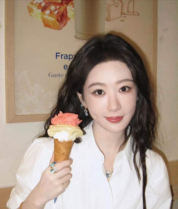 搜狐娱乐讯 近日，杨紫释出一组营业随拍，白衬衫清爽灵动，裸粉裙温婉优雅，两套造型风格各异，整体状态十分亮眼。