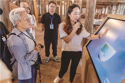 厉之昀正在介绍数字化展示阐释项目多媒体展项。