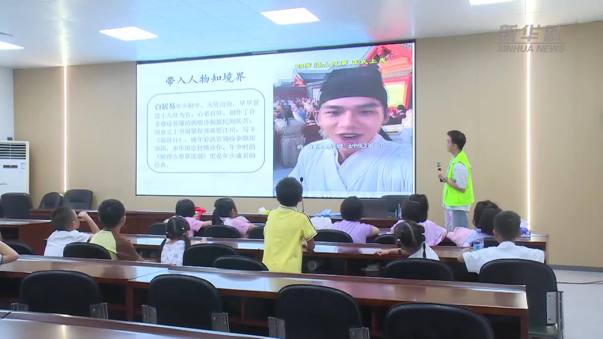 广东东莞：大学生助学进社区 点亮“小候鸟”多彩假期