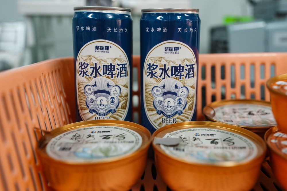 7月29日在兰州大学拍摄的浆水啤酒和浆水百合,这是兰州大学生命科学学院研究团队的研究成果转化应用产品。新华社记者 刘克英 摄