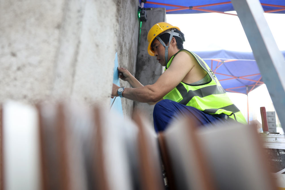 7月30日,甘肃省建设投资(控股)集团有限公司参赛选手赵富斌在装饰装修工决赛中。