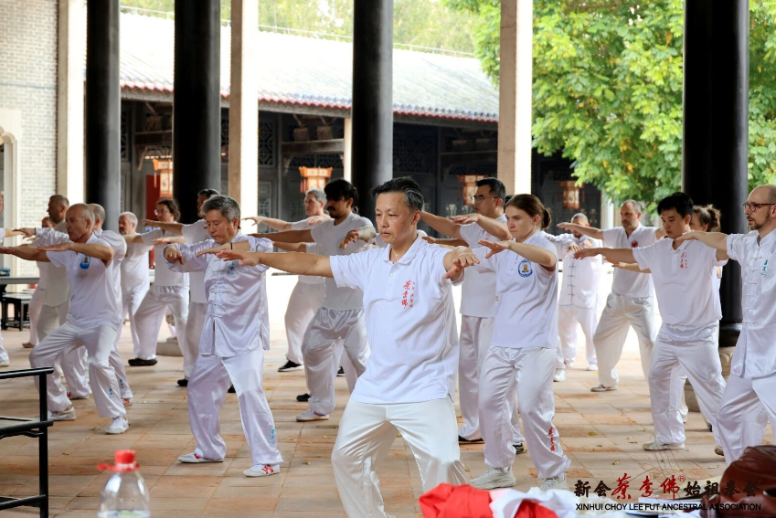 新会书院内,60名海外弟子练习蔡李佛拳 来源:邑海同心