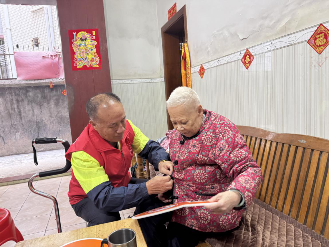西乡街道西乡社区党委引领“银发守护者”：低龄长者结对高龄老人 织密社区养老关爱网