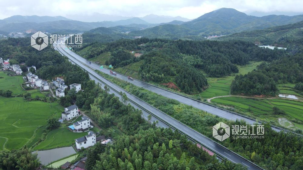 2026 年7月29日,雨后的大广高速江西遂川段风光怡人。公路如玉带蜿蜒穿梭林海稻田,白墙农舍掩映乡野。