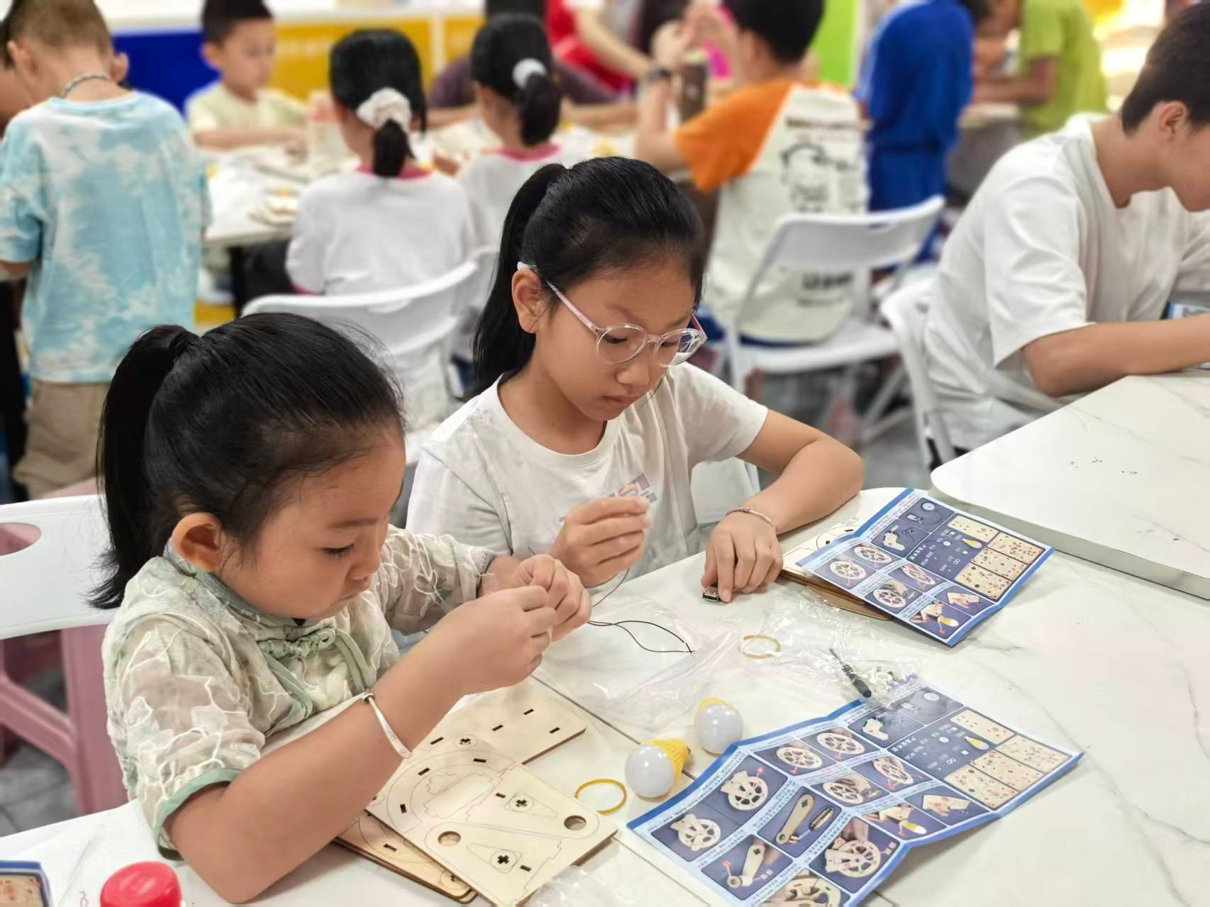 手摇发电，点亮好奇！臣田社区 “小小科学家” 趣味科学实践开课啦