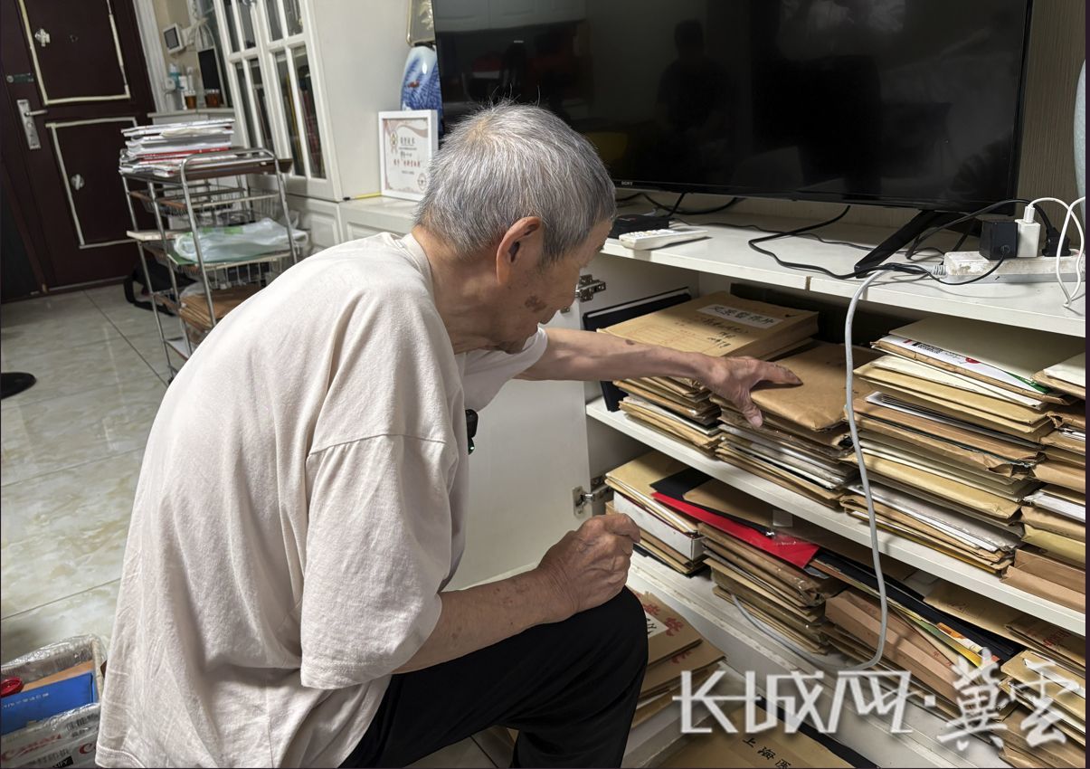常青时常在家整理自己拍摄的照片和底片。长城网·冀云客户端记者 郭宇翔 摄