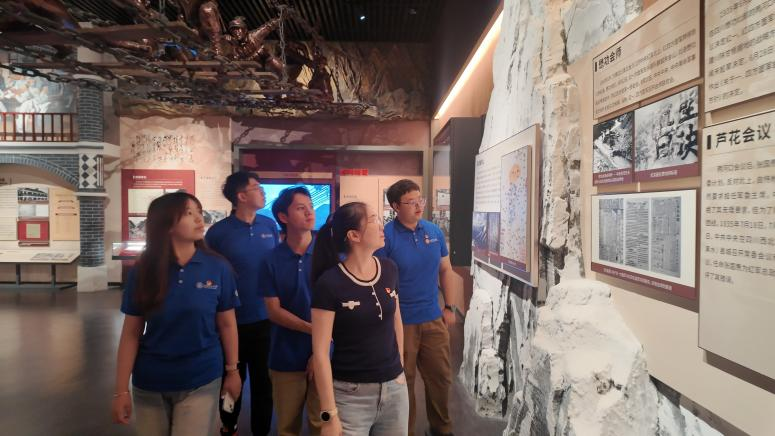 图为实践队员参观中央红军长征胜利纪念馆。黄翰林供图