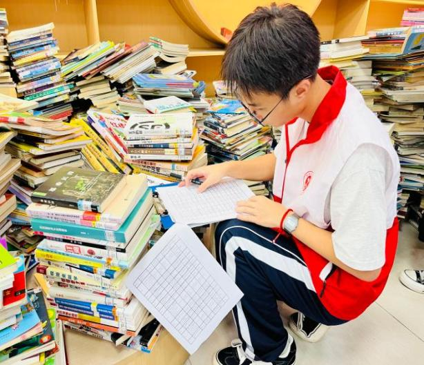 南昌社区40名学生志愿者给五千册图书安了个“明白家”
