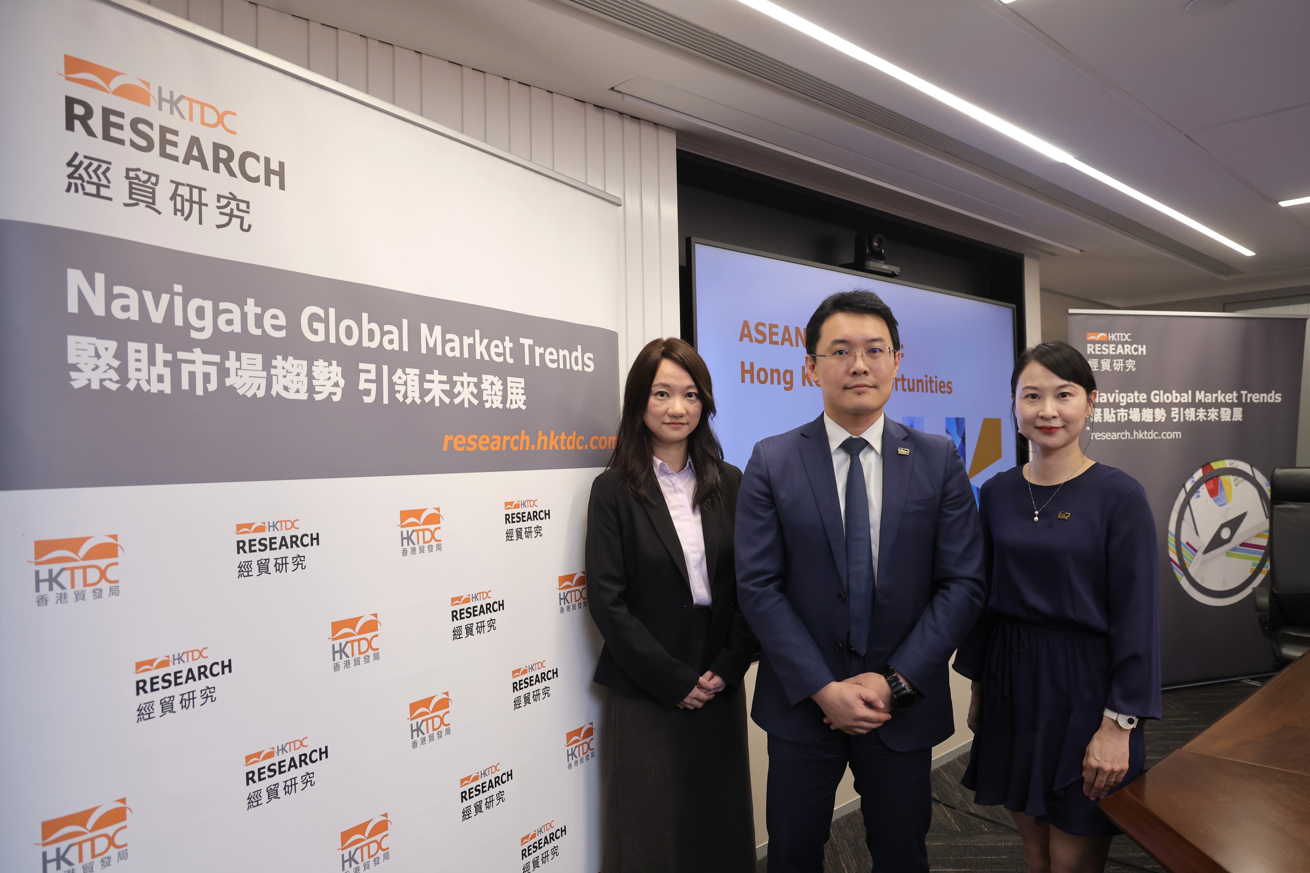 图：香港贸发局研究总监庞溟（中）对外公布最新调研结果与马来西亚市场分析