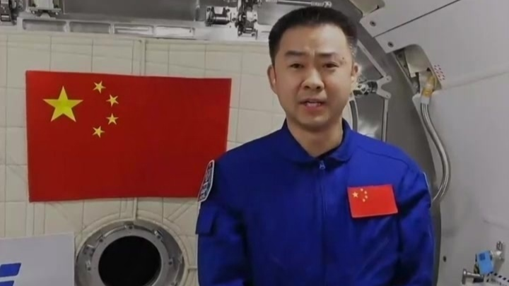 第17届影响世界华人盛典现场，宇航员陈冬感谢凤凰卫视的邀请，并在空间站送祝福