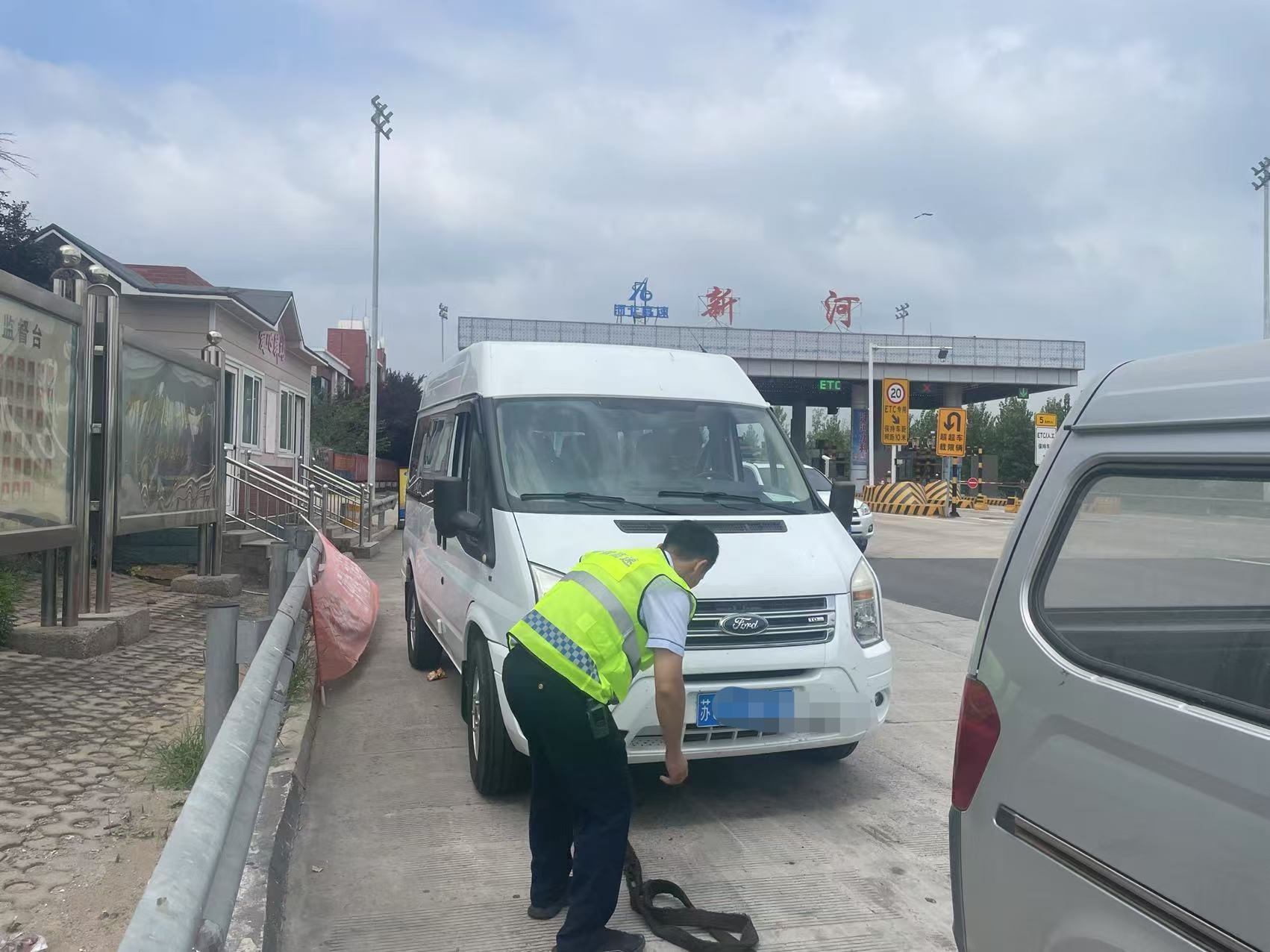 河北高速集团青银分公司新河收费站:暖心救助故障车辆