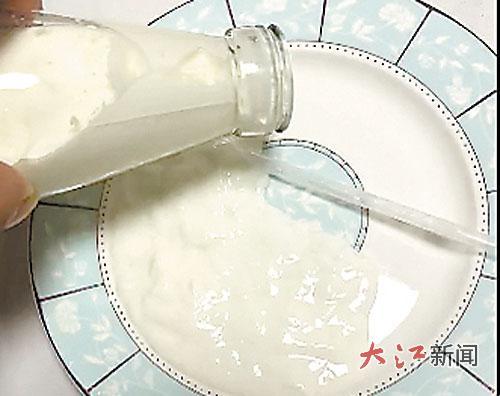 消费者倒出的牛奶呈块状