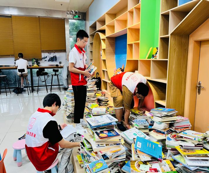 南昌社区40名学生志愿者给五千册图书安了个“明白家”