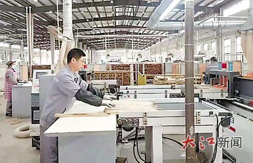 江西乐汇林新材料科技有限公司，工人在加工竹材。