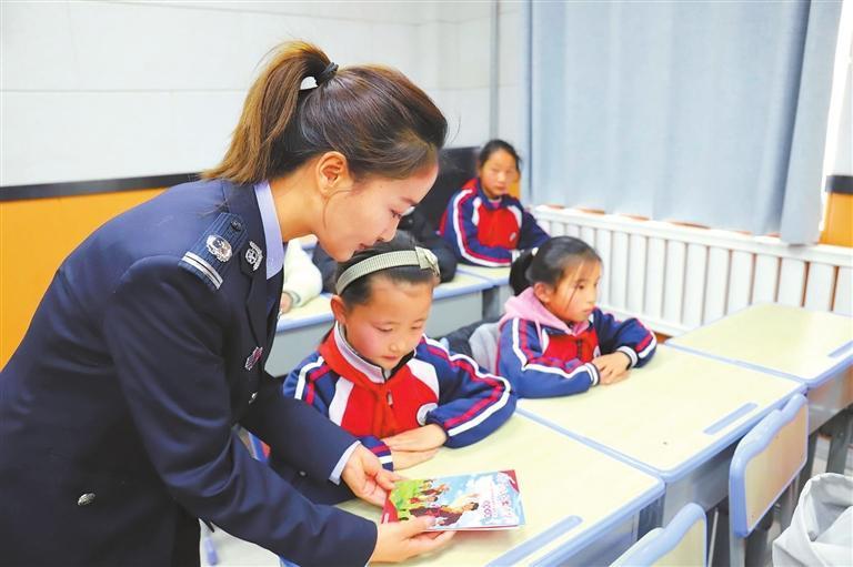 法治副校长在学校开展共读一本书法治教育活动