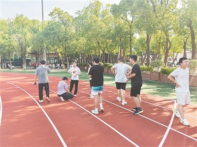 学生在操场上训练