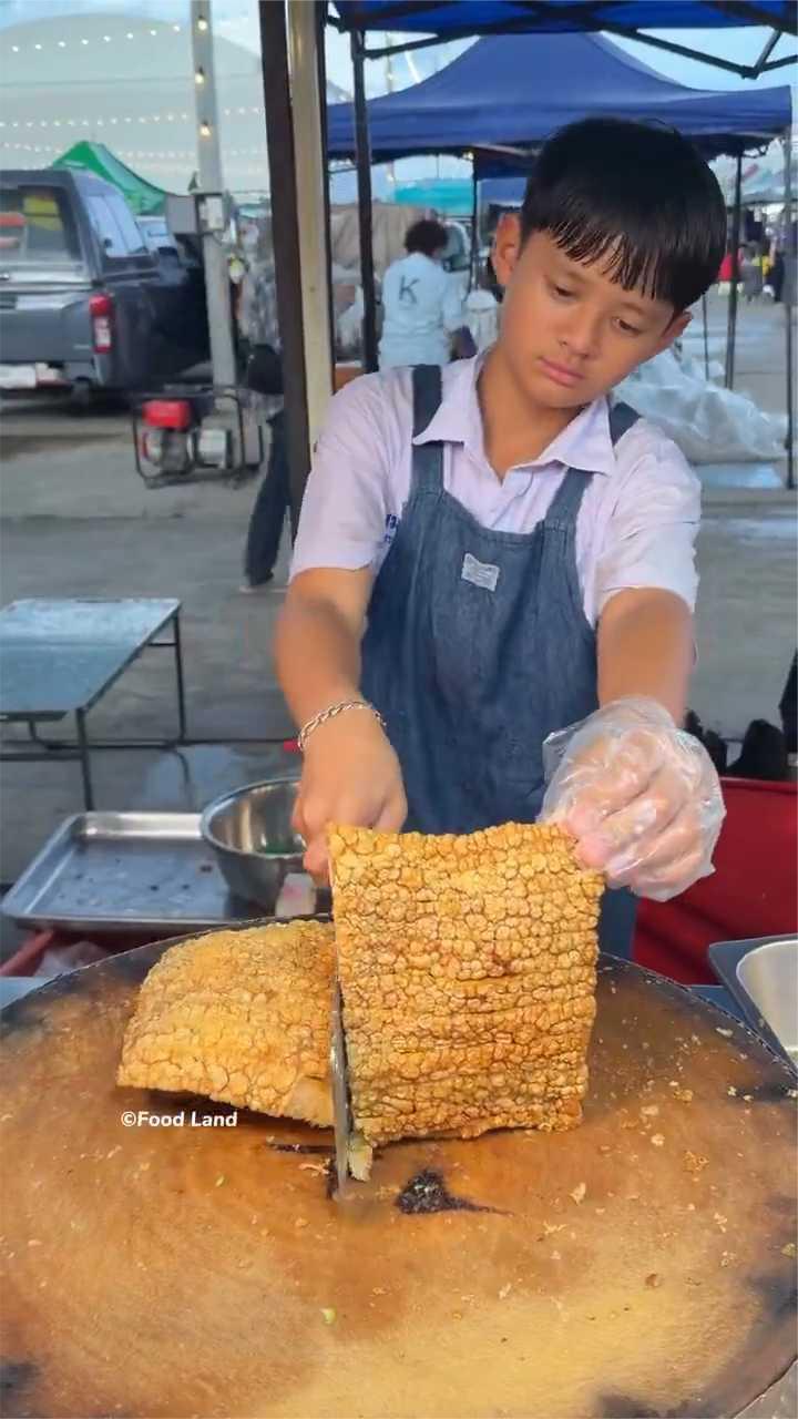 泰国小哥一手包办脆皮猪肉，年纪轻轻手艺了得