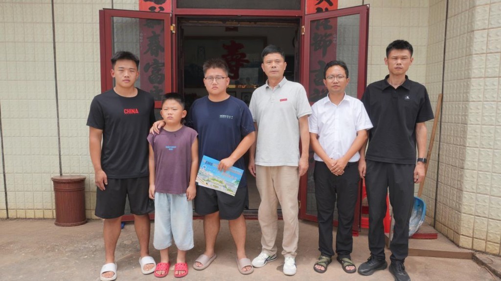 南昌交通学院代表和朱锦林及家人合影（图片来源南昌交通学院）