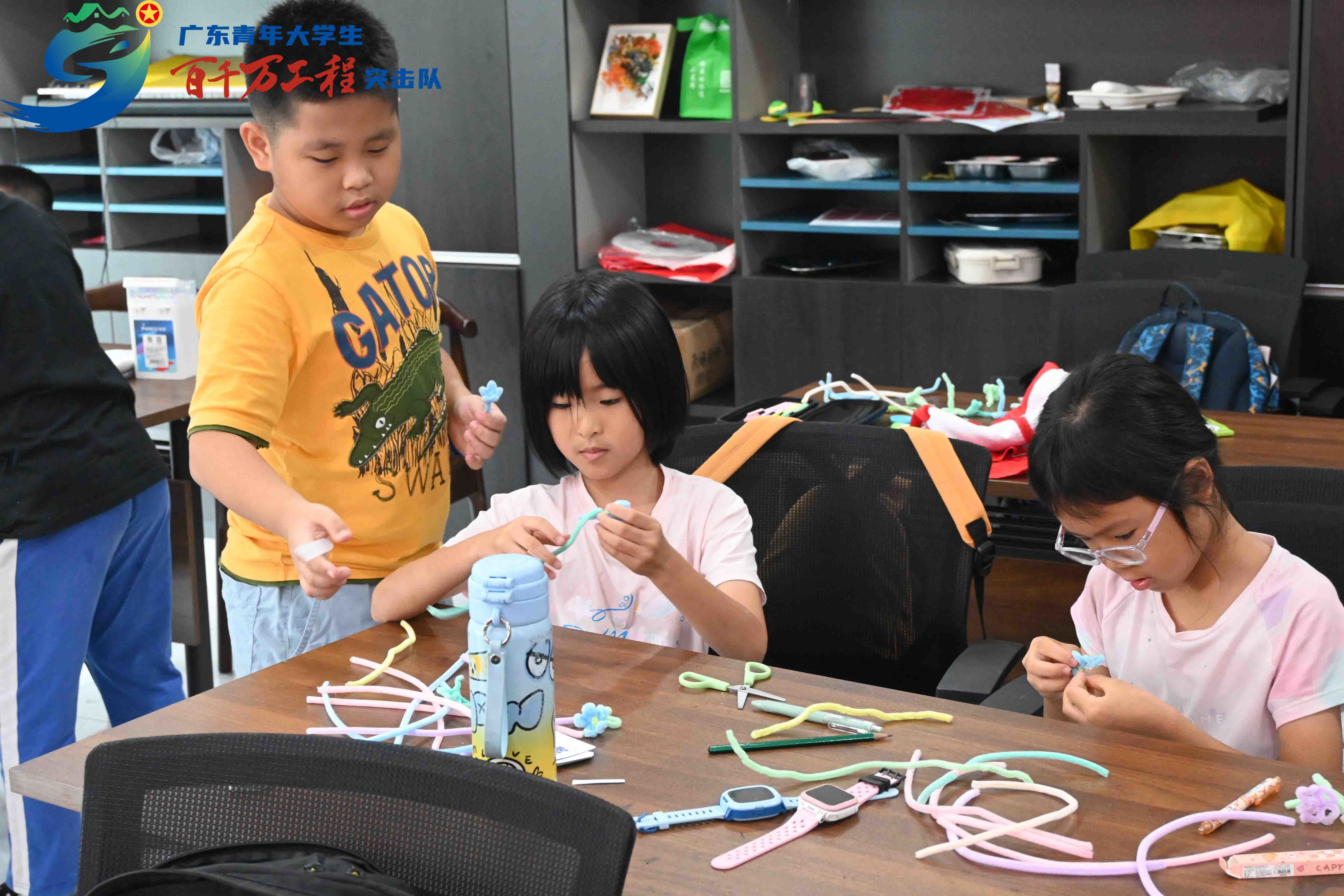 创作过程中，孩子们相互交流技巧、分享创意思路，互帮互助、共同进步。大家沉浸在手工创作的乐趣中，专注打磨作品细节，尽情感受手工艺术的独特魅力。完成作品后，孩子们纷纷展示自己的专属手工作品，脸上洋溢着满满的成就感与幸福感。