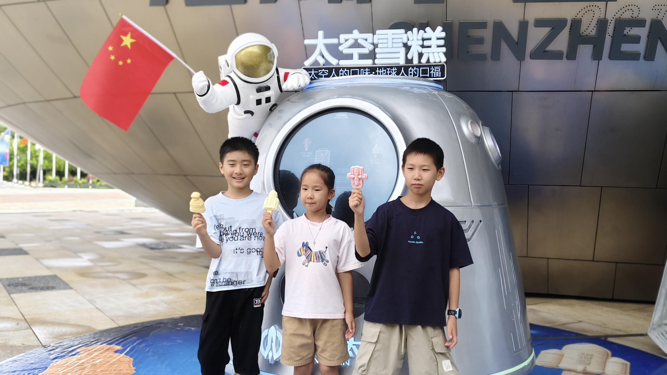 “宇宙飞船”开进深圳太空馆:AI售卖机器人开启航天科普新纪元