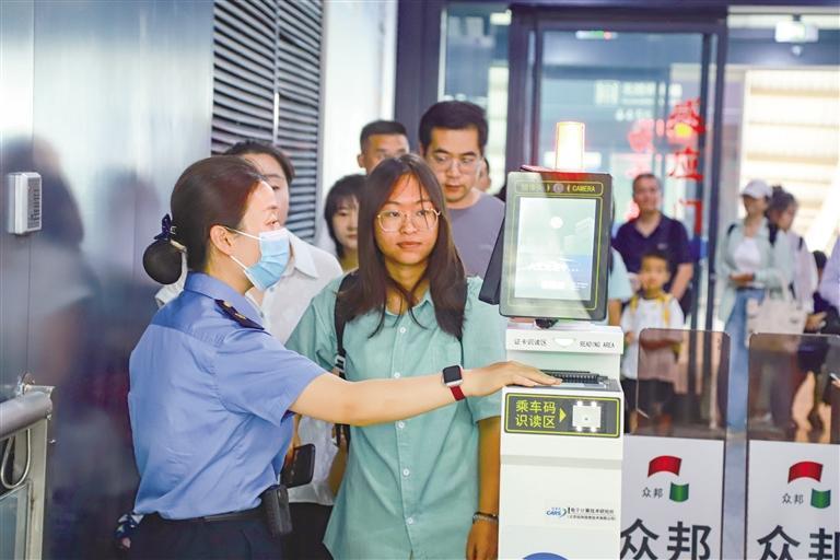 兰州西站旅客排队检票 何怡璇 摄