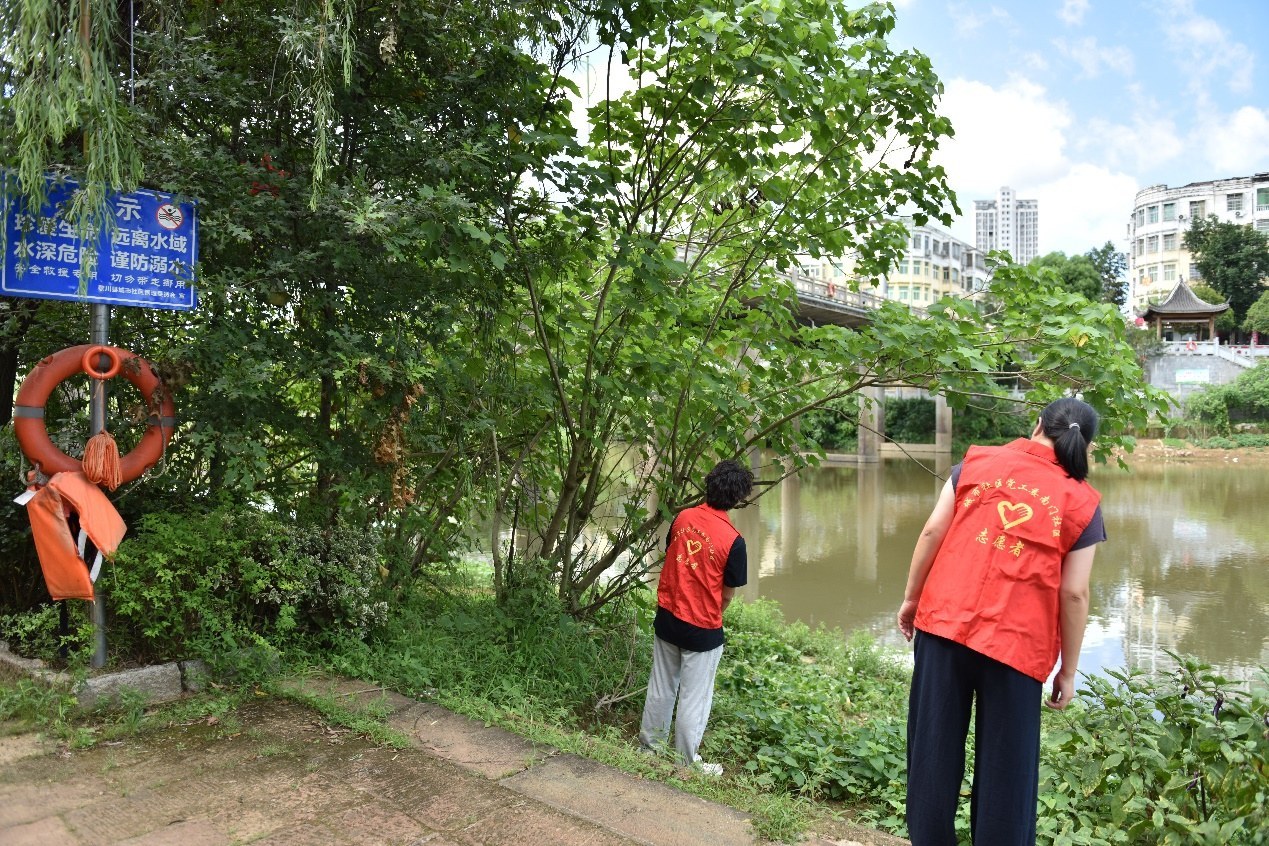 从查救生圈到劝钓鱼者，黎川志愿者的巡河日常