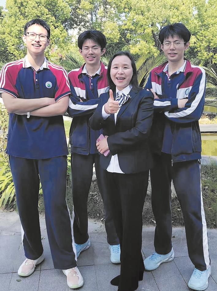 熊一诺（左二）、熊一鸣（右一）和老师、同学合影 受访者供图