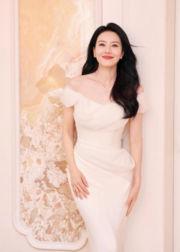 高圆圆女神范儿十足。