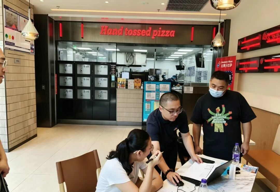 2025年9月，红谷滩区统计局、红角洲街道在达美乐披萨店内对新增入统信息核查以及商贸奖励政策进行宣传。
