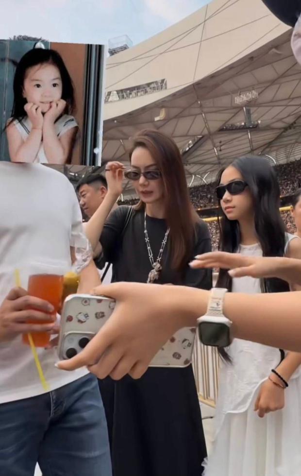 戚薇Lucky同框气质出众。