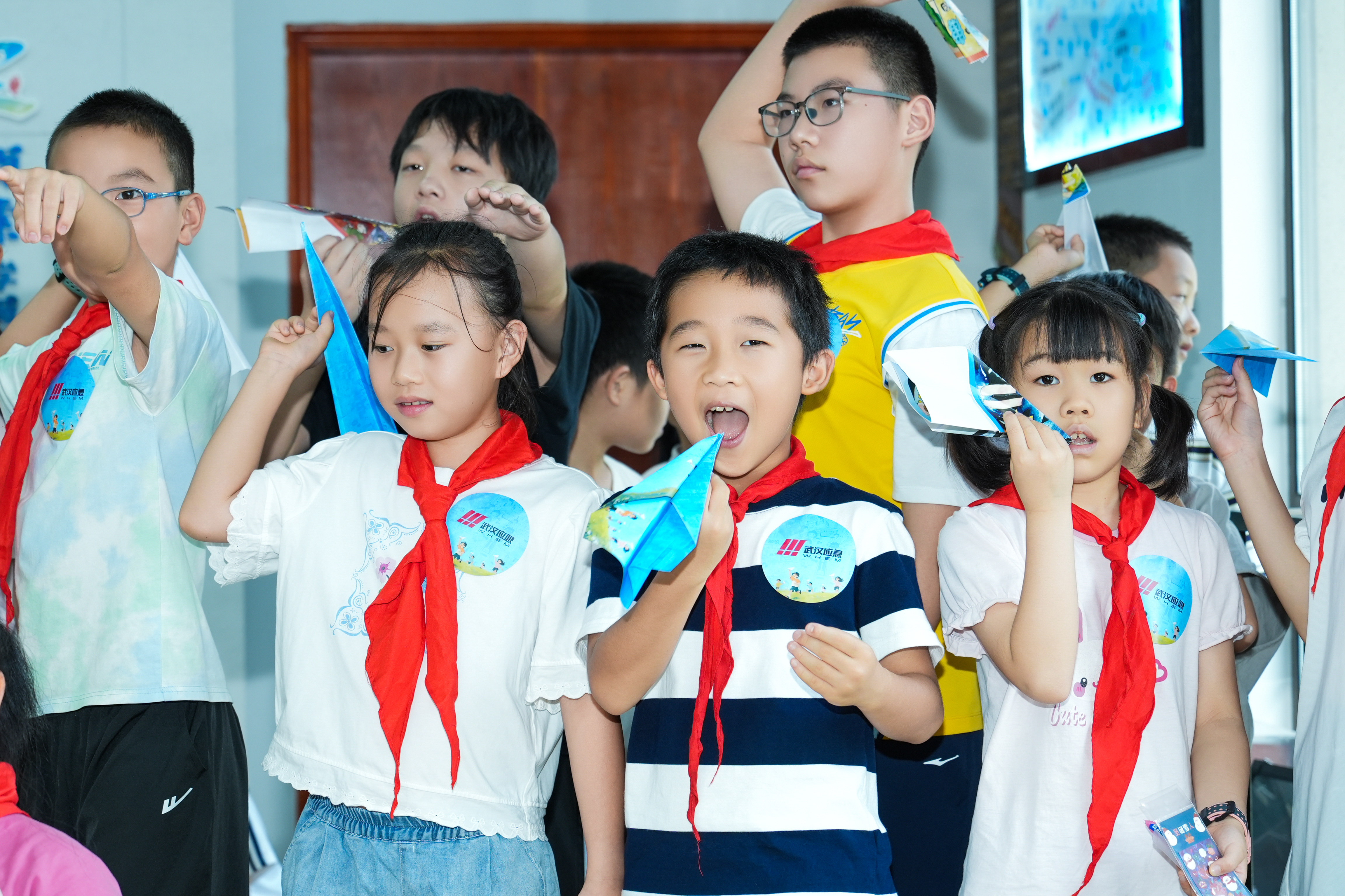 2026年武汉市应急纸飞机科普直播活动走进社区 解锁趣味应急安全课堂