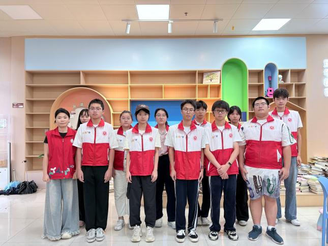 南昌社区40名学生志愿者给五千册图书安了个“明白家”