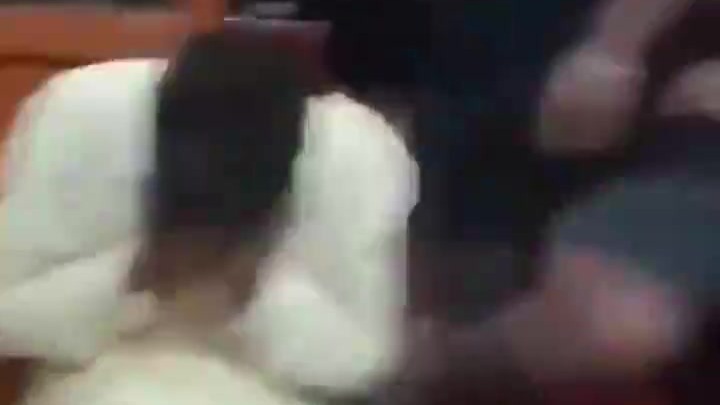 印度教师长期骚扰女学生，被家长和学生用拖鞋暴打