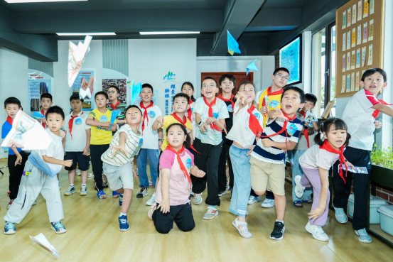 2026年武汉市应急纸飞机科普直播活动走进社区 解锁趣味应急安全课堂