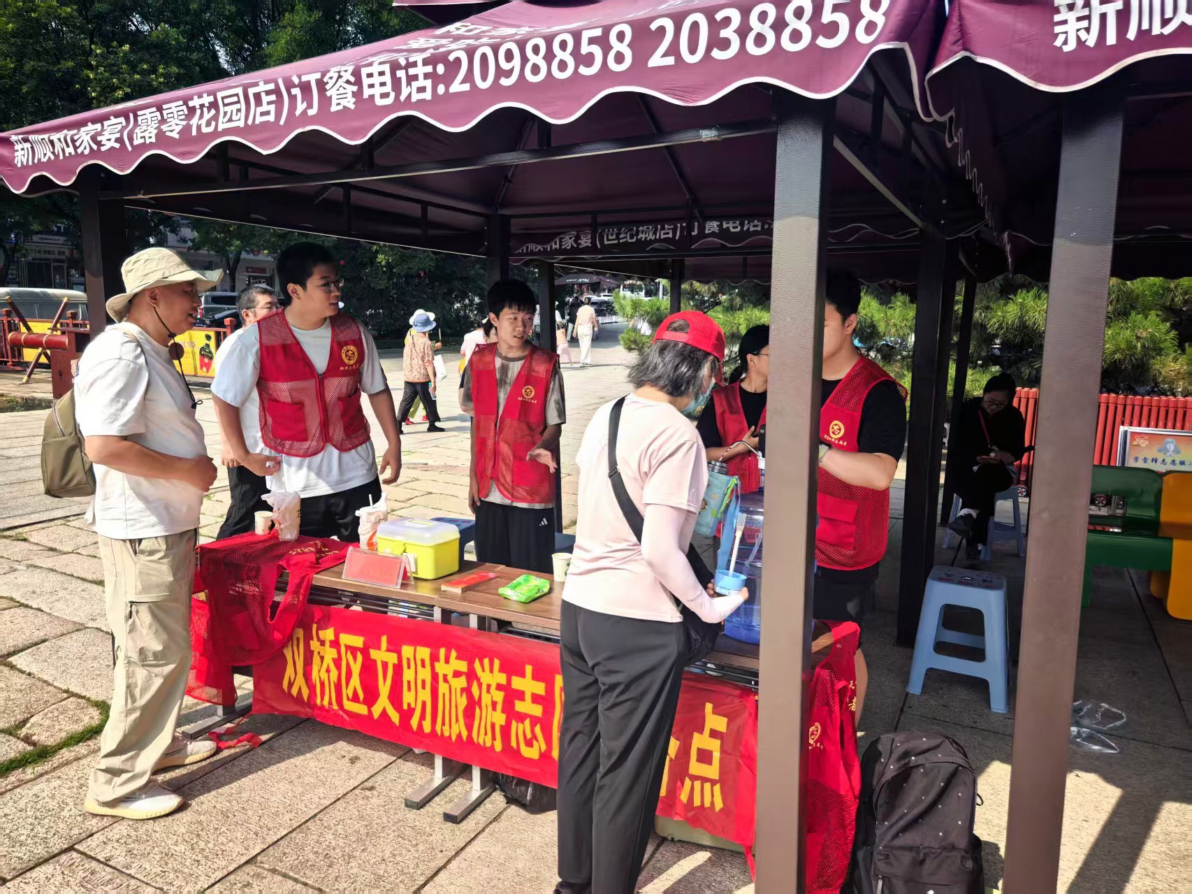 志愿者正在景区开展志愿服务。
