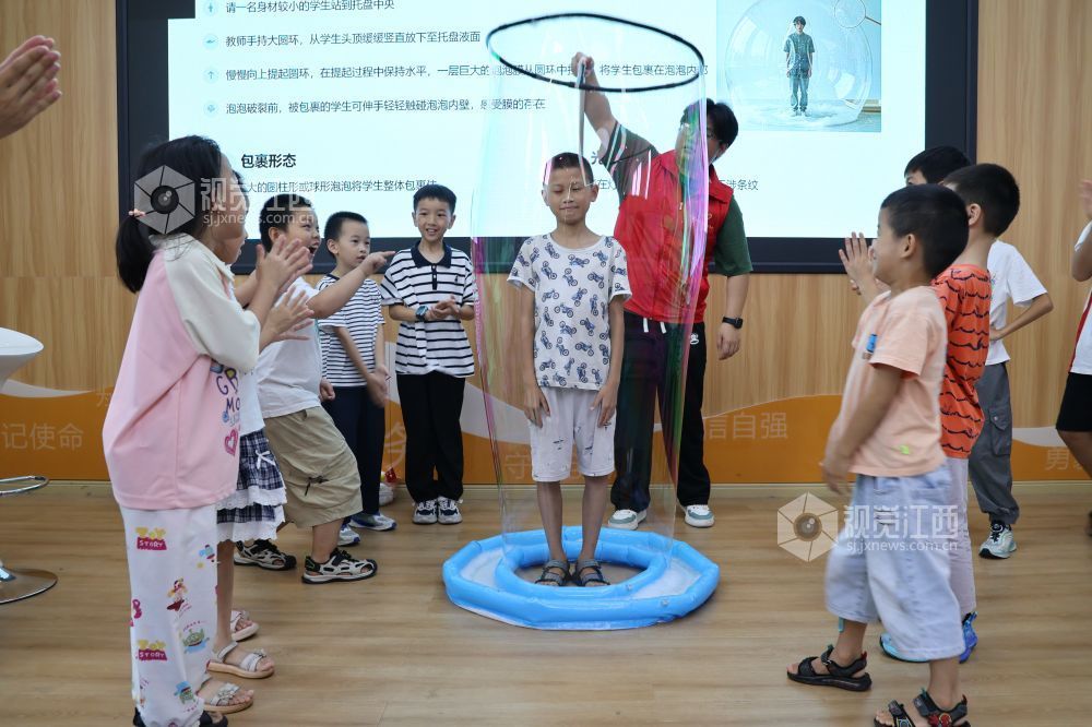 2026年7月29日，在江西省吉安市吉州区永叔街道光明社区托管班，志愿者正在带领孩子们体验科学实验。