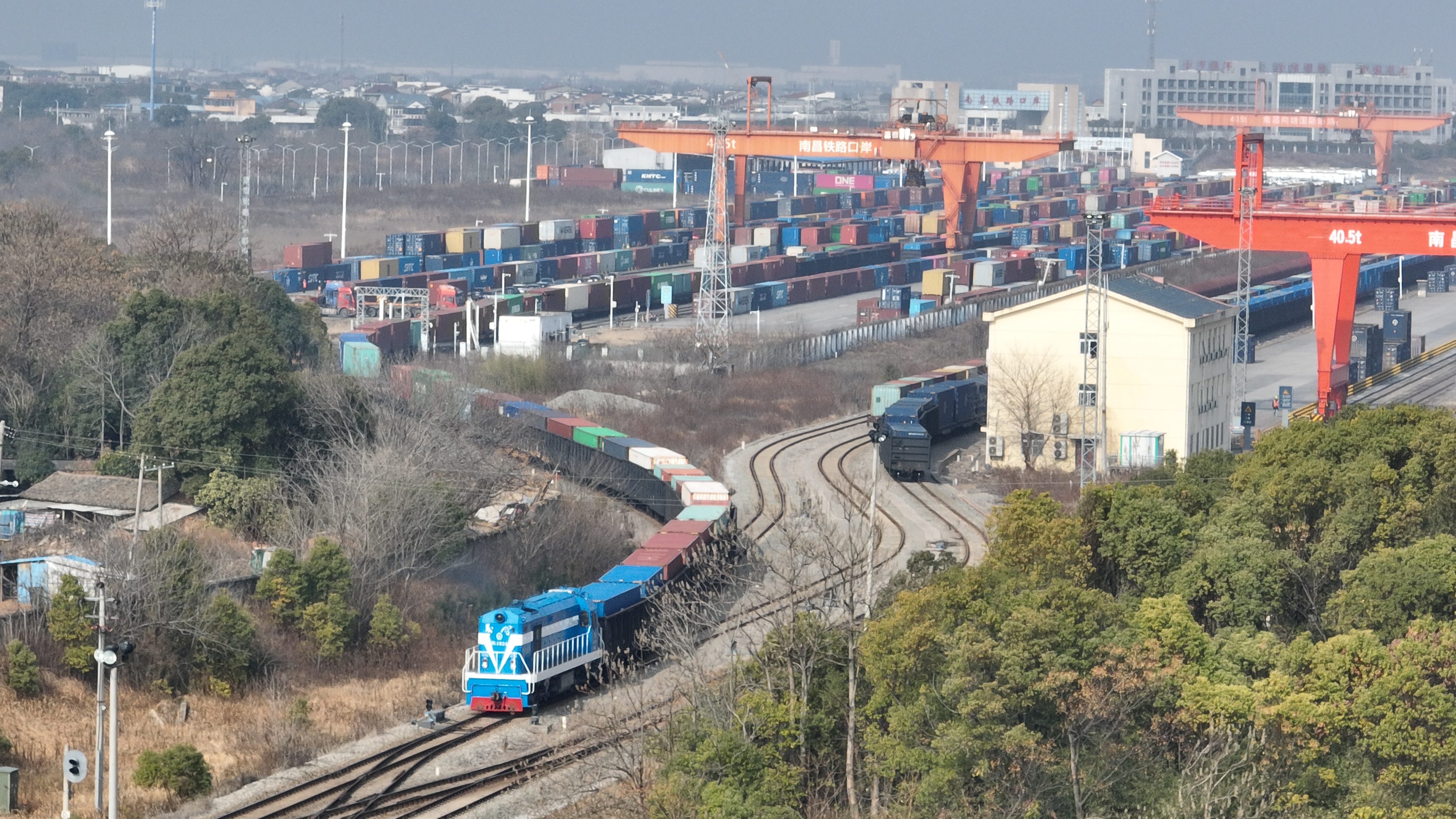 2月2日,江西首趟“跨里海”中欧班列从南昌国际陆港鸣笛启航