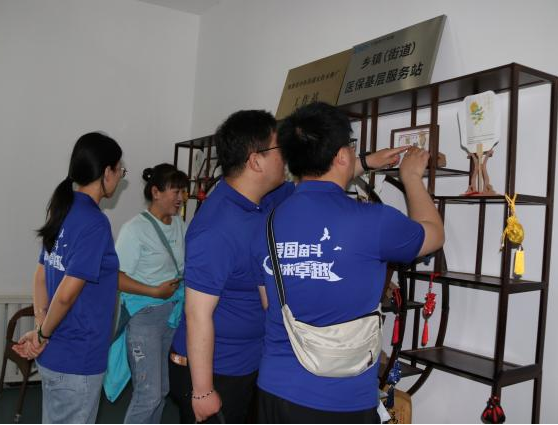 在天山南北上好“行走的思政课”——西安交大公卫师生暑期社会实践调研基层慢病防控
